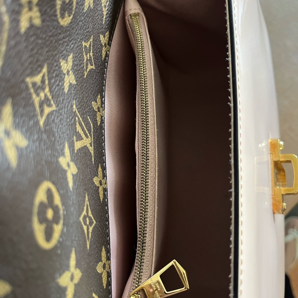 Louis Vuitton - Picture 5 of 12
